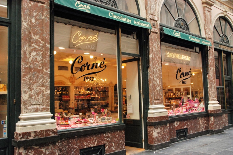 vitrine-ROQUEBRUNE CAP MARTIN-min_chocolate_chocolaterie_shop_luxury_chic_gallery_brussels_belgium-558146